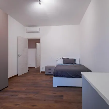 Cinzia's House - 5 Minutes From The Metro Апартаменты Милан